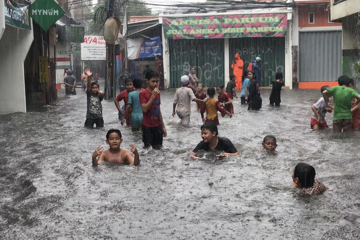 Banjir menggenangi ruas Jalan Tegal Parang V, Tegal Parang, Mampang Prapatan, Jakarta Selatan pada Rabu (27/10/2021) sore.