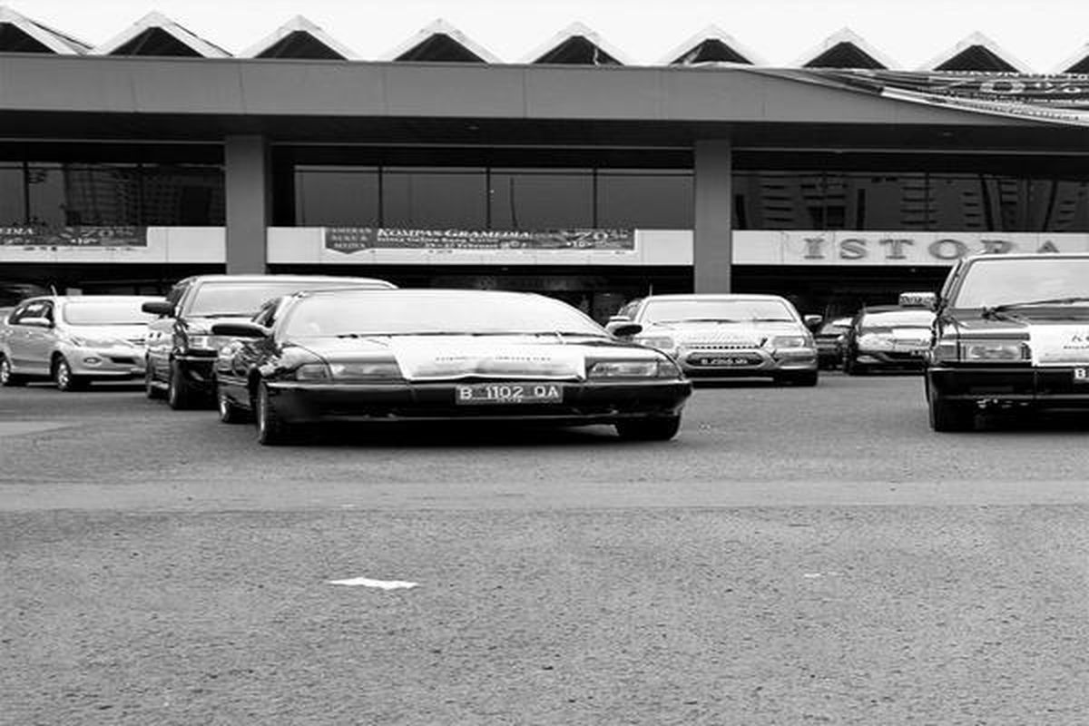 Sebanyak 50 perpustakaan di Jabodetabek mendapat bantuan buku dan rak dari Dana Kemanusiaan Kompas (DKK) di arena Kompas Gramedia Fair di Istora Senayan, Jakarta, hari Kamis (24/2). Sekretaris DKK Agatha Dei secara simbolis melepas mobil pengangkut buku menuju 50 lokasi perpustaan tersebut. Ke-50 perpustakaan ini merupakan bagian dari 200 perpustakaan yang mendapat bantuan DKK tahun 2010. Buku dan rak dibeli dari dana bantuan pembaca Kompas.