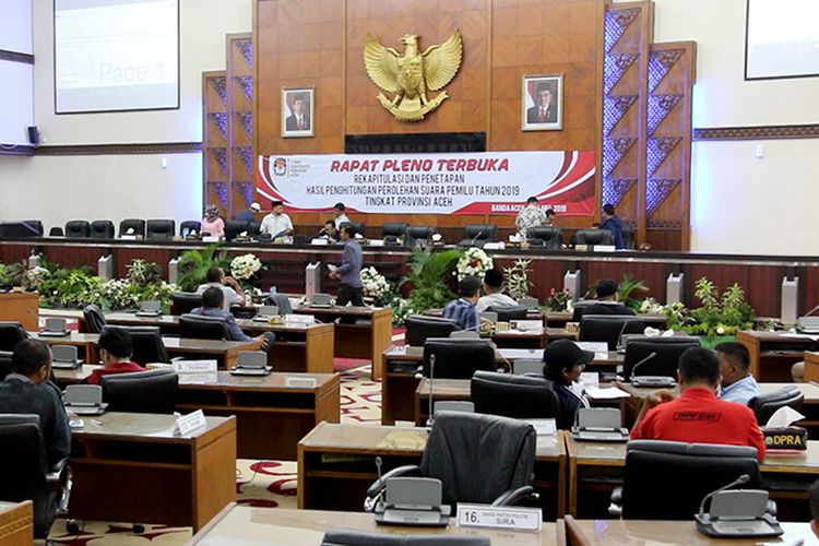 suasana Rapat Pleno Terbuka Rekapitulasi dan Penetapan Hasil Penghitungan Perolehan Suara Pemilu Tahun 2019 Tingkat Provinsi Aceh, yang diselenggarakan Komisi Independen Pemilihan Aceh di Gedung DPR Aceh, Senin (13/05/2019)