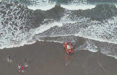 Petugas kembali melakukan pencarian korban tenggelam di Pantai Pangandaran