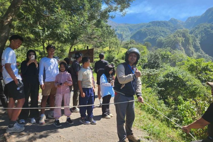 Aksi Kawanan Monyet di Kalitalang Klaten, Bawa Tas Pengunjung ke Tebing dan Bongkar Isinya