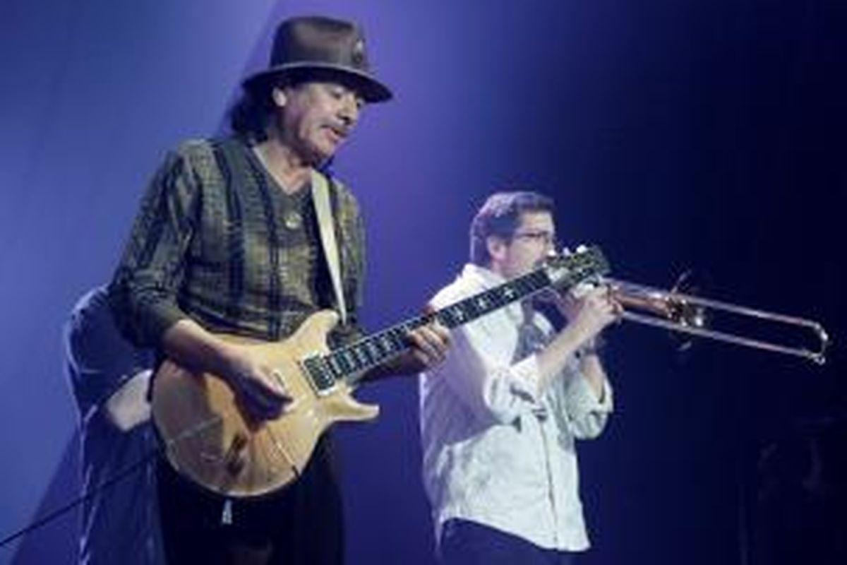 Gitaris asal Meksiko, Carlos Augusto Alves Santana atau akrab disapa Carlos Santana, saat tampil pada hari kedua dalam ajang 'Jakarta International Java Jazz Festival 2011', di JI Expo Kemayoran, Sabtu (5/3/2011) malam. Ia terkenal lewat beberapa lagu hitsnya, seperti Black Magic Woman, Maria Maria, dan Corazon Espinado. KOMPAS IMAGES/BANAR FIL ARDHI
 