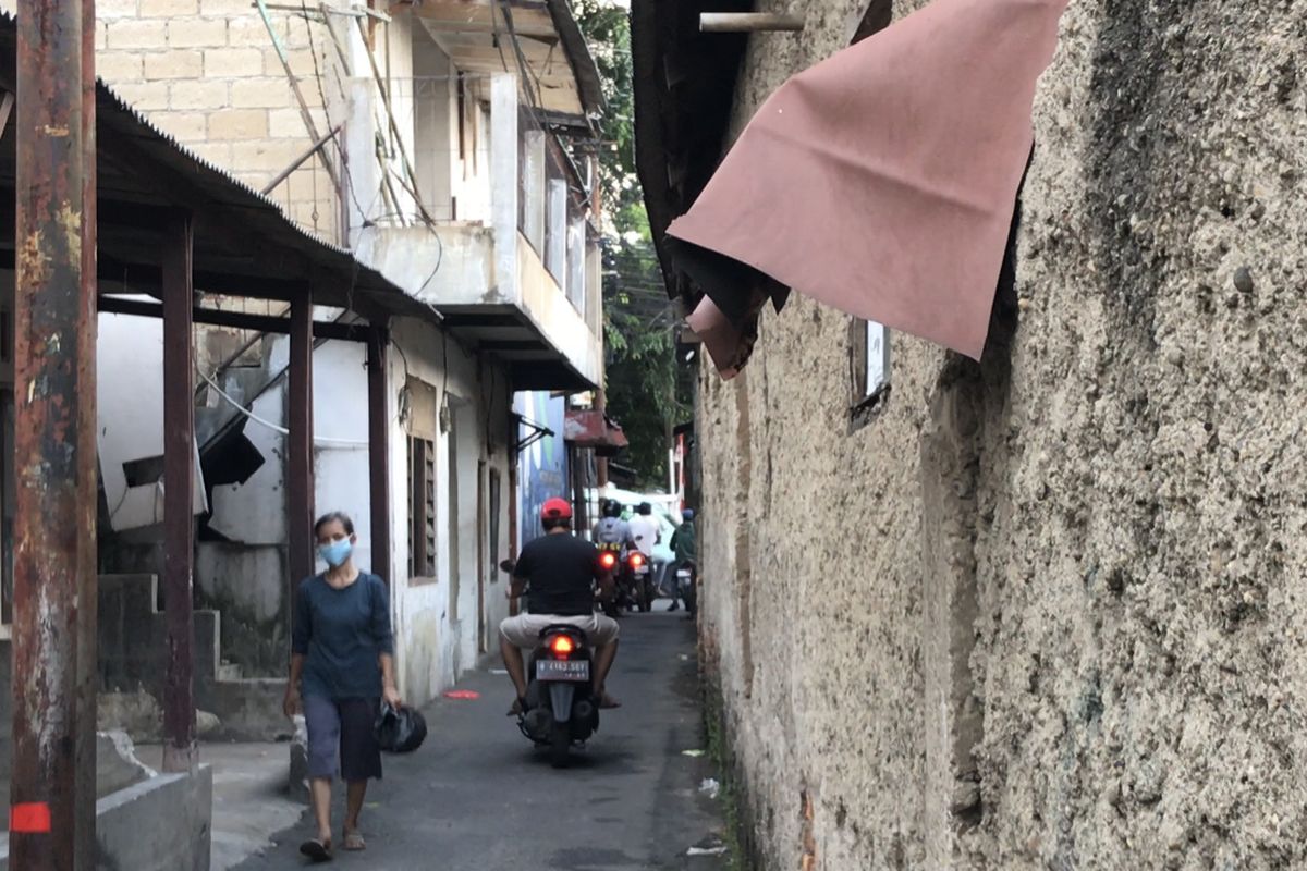 Sebuah rumah kosong dengan dua lantai di Jalan Cilandak KKO Gang Borobudur RT 013 RW 08, Ragunan, Pasar Minggu, Jakarta Selatan sudah dua kali digerebek lantaran adanya anak-anak yang akan berpesta minuman keras (miras).