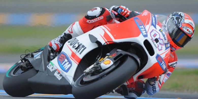 Pebalap Ducati asal Italia, Andrea Dovizioso, memacu motornya pada sesi kualifikasi GP Perancis di Sirkuit Le Mans, Sabtu (16/5/2015).
