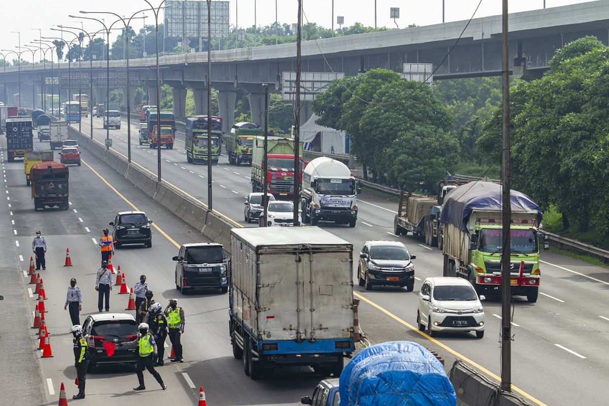 Petugas memeriksa kendaraan roda empat di Jalan tol Jakarta - Cikampek Km 47, Karawang, Jawa Barat, Rabu (6/5/2020). Penyekatan akses transportasi di tol Jakarta - Cikampek tersebut sebagai tindak lanjut kebijakan larangan mudik dan Pembatasan Sosial Berskala Besar (PSBB) guna memutus mata rantai penyebaran COVID-19. ANTARA FOTO/M Ibnu Chazar/foc.