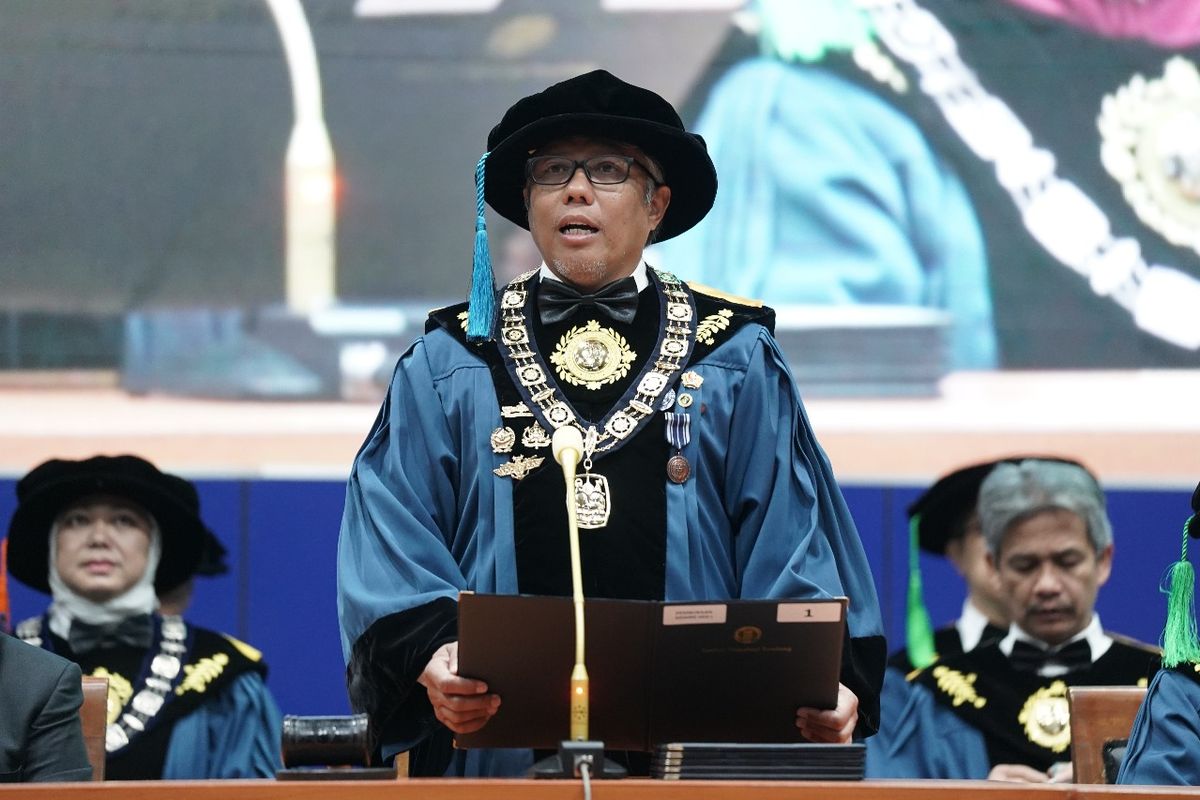 Rektor Institut Teknologi Bandung (ITB), Prof Tatacipta Dirgantara dalam wisuda ITB di Sabuga Bandung. 