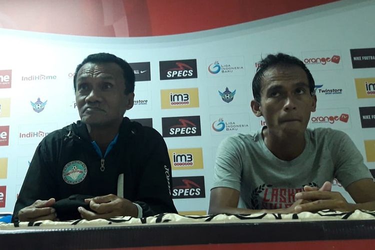 Pelatih Martapura FC Frans Sinatra Huwae (kiri), selepas pertandingan menghadapi Persegres Gresik United.