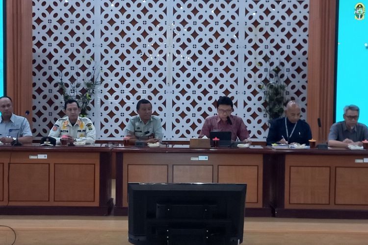 Penjabat Wali Kota Yogyakarta (tengah) bersama jajaran Pemkot Yogyakarta saat jumpa pers di Ruang Bima, Balai Kota Yogyakarta, Jumat (5/1/2024)