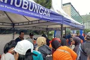 'Buat Jalan-jalan, Mumpung Masih Sehat' Bahagianya Lansia Dapat Kartu Transum Jakarta