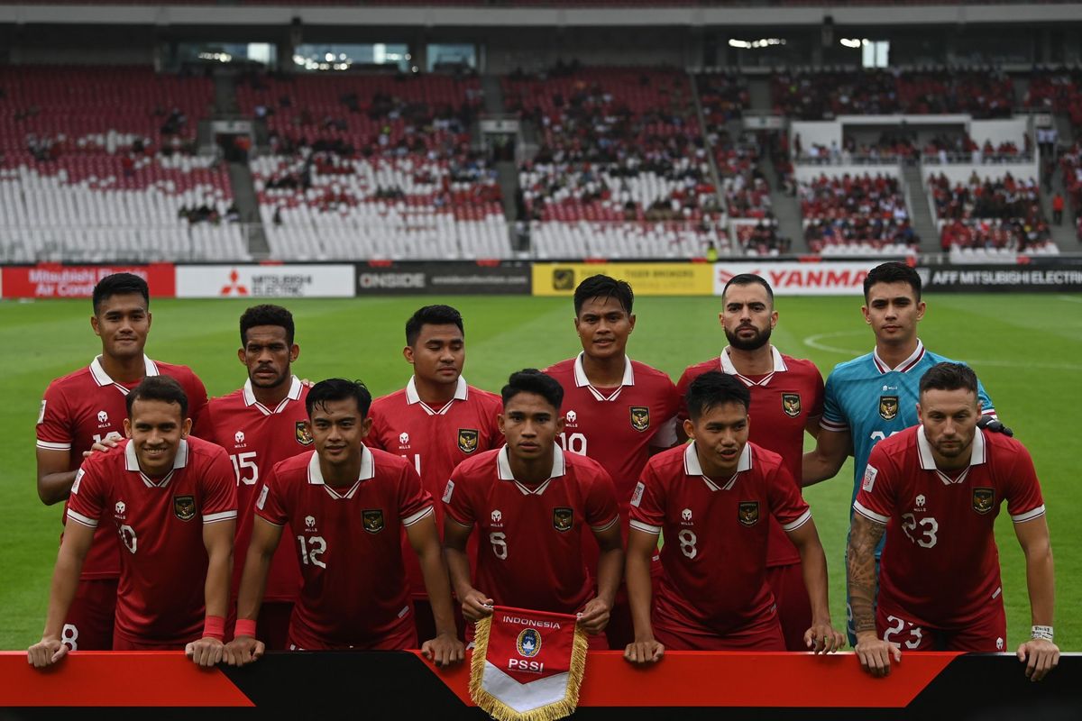 Para personel Timnas Indonesia berpose sebelum bertanding melawan Timnas Kamboja dalam laga Grup A Piala AFF 2022 di Stadion Utama Gelora Bung Karno (SUGBK), Jakarta, Jumat (23/12/2022). ANTARA FOTO/Aditya Pradana Putra/tom.