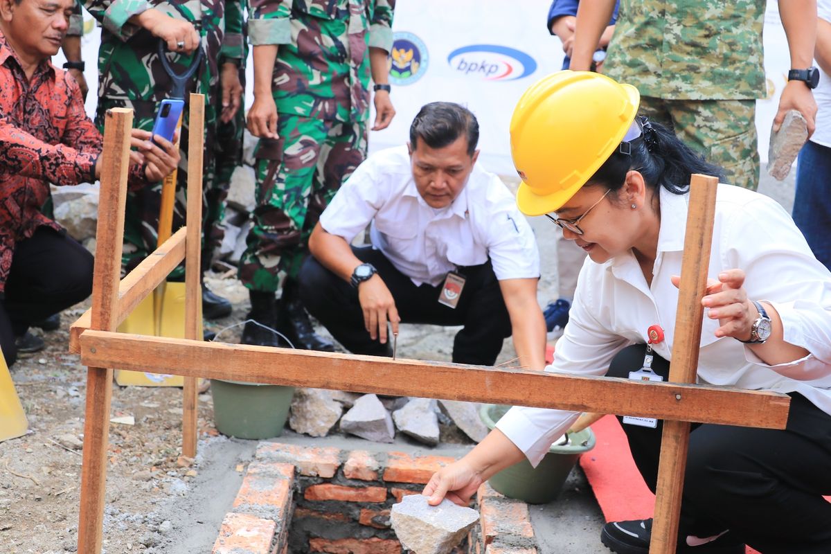 Wali Kota Semarang Agustina Wilujeng sedang meletakan batu pertama dalam salah satu proyek pembangunan di Kota Semarang, Jawa Tengah