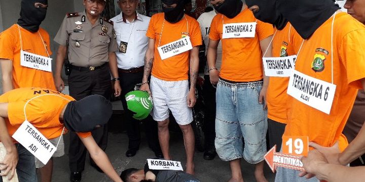 Polisi melakukan rekonstruksi pengeroyokan dua anak jalanan yang dilakukan enam orang pengemudi ojek online di Jalan Tubagus Angke, Angke, Tambora pada Senin (5/3/2018).