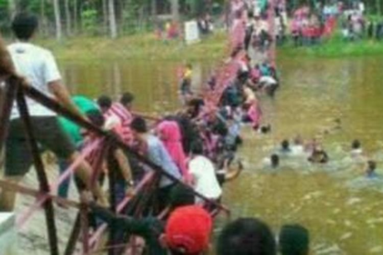 Jembatan Hutan Kota Langsa terputus pada Sabtu (26/12/2015).