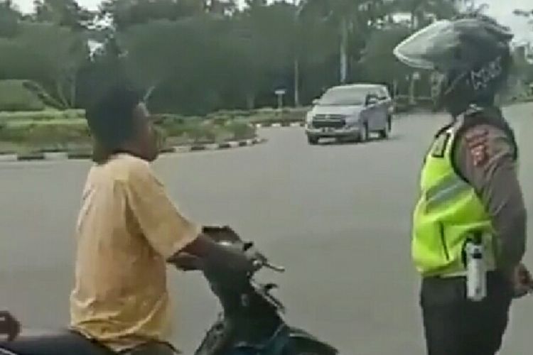 Screenshot video viral pengendara sepeda diduga takut ditilang polisi lalu lintas kabur dengan meninggalkan istri di Kabupaten Siak, Riau, Minggu (27/10/2019).