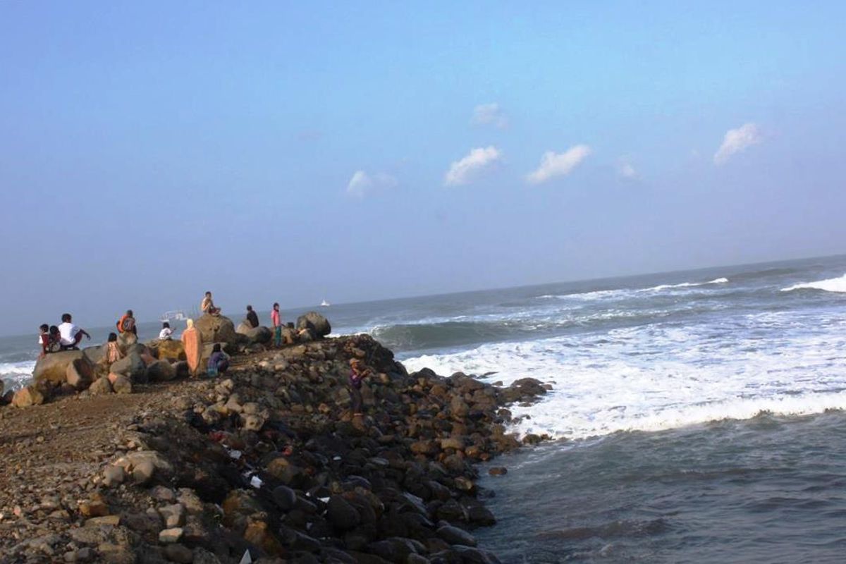 Sejumlah pengunjung pantai Cianjur, Jawa Barat, sedang menikmati deburan ombak pantai selatan dari atas batu karang.