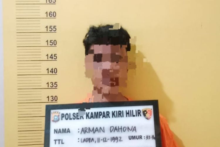 Pelaku pembunuh istri saat diamankan di Mapolsek Kampar Kiri Hilir, Kabupaten Kampar, Riau, Jumat (14/6/2024).