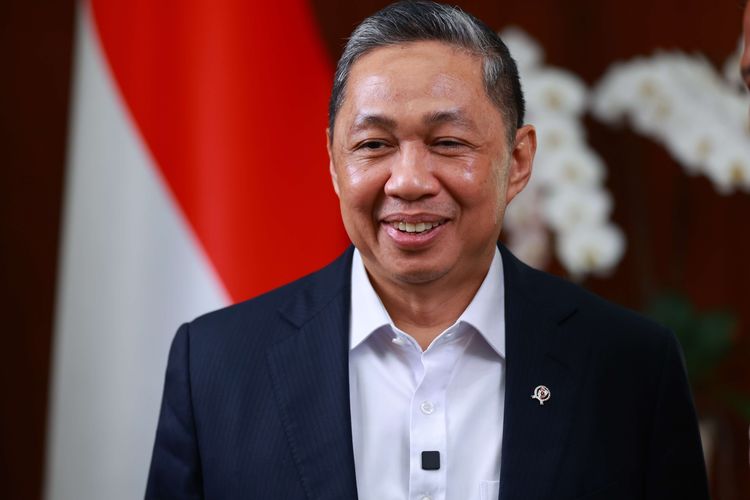 Wakil Menteri Luar Negeri RI Anis Matta berpose setelah diwawancara Kompas.com dalam program Gaspol di Kementerian Luar Negeri, Jakarta Pusat, Selasa (21/10/2025).