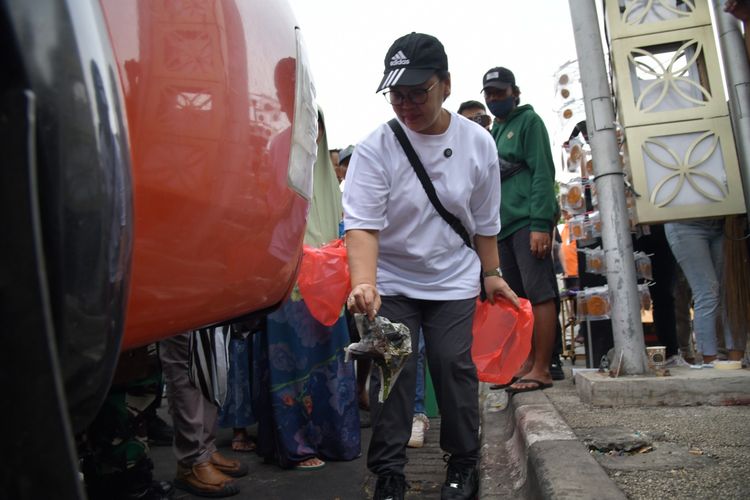 Wali Kota Semarang Agustina Wilujeng membersihkan sampah di sekitar Alun-alun serta Pasar Johar untuk memperingati Hari Peduli Sampah Nasional (HPSN).