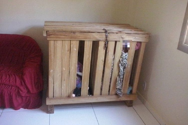 Inilah kotak kayu yang digunakan sepasang suami istri di Brasil mengurung anak kembar mereka yang berusia tiga tahun.