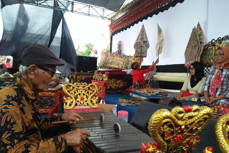 Gelaran kesenian wayang kulit yang menampilkan dalang cilik di acara sedekah bumi Desa Pandanan, Kecamatan Duduksampeyan, Gresik, Jawa Timur, Jumat (9/9/2022) sore WIB.