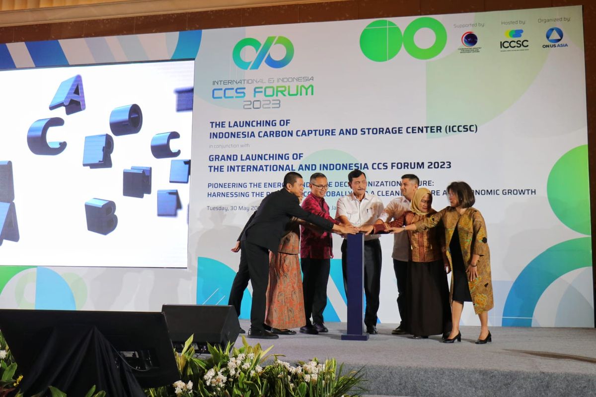 Menko Bidang Kemaritiman dan Investasi Luhut B. Pandjaitan meluncurkan Indonesia Carbon Capture and Storage Center (ICCSC) di Jakarta, Selasa (30/5/2023).