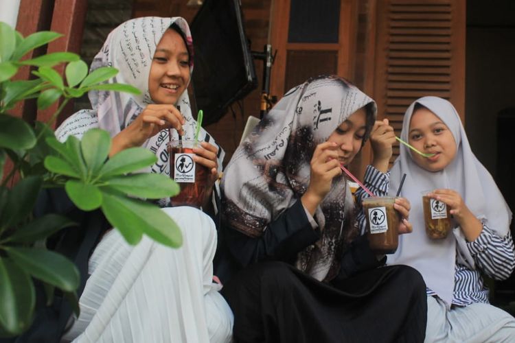 Sejumlah anak muda menikmati minuman rempah buatan Prasasti Pratma Keswari (40) warga Kampung Sibak, Kelurahan Pengen Jurutengah, Kecamatan Purworejo Kabupaten Purworejo, Jawa Tengah.