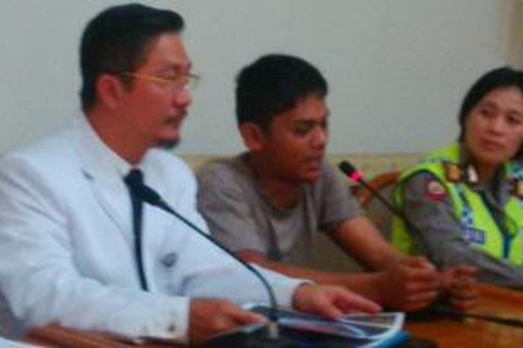 Toni Manurung (tengah), ayah bayi yang diculik, Selasa (25/3/2014), sedang memberikan keterangan pers di ruang sidang RS Hasan Sadikin, Bandung, Rabu (26/3/2014). Toni tak kuat menahan air matanya.