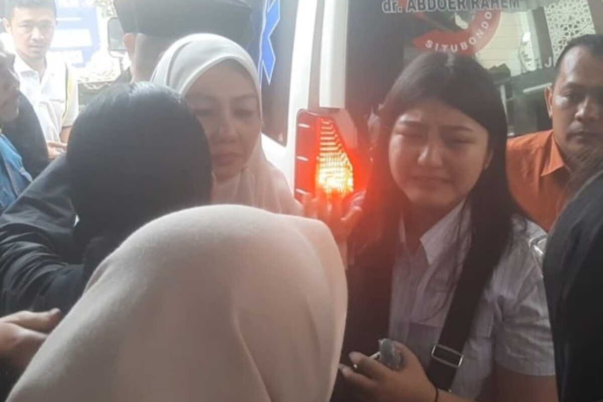 Isteri dan putri Almarhum Renville Antonio disambut Annisa Pohan dan Arumi Bachsin di rumah duka, Jumat (14/2/2025).