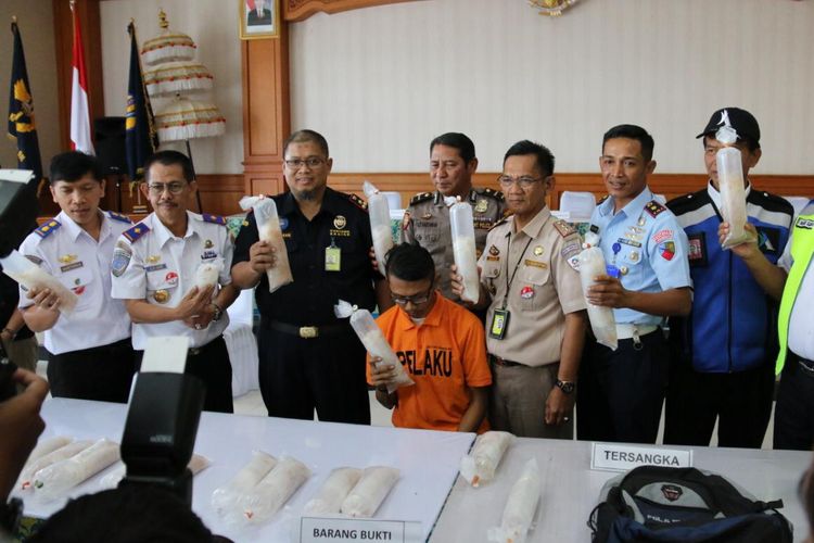 Pelaku yang diamankan dalam kasus penyelundupan benih lobster di Bandara I Gusti Ngurah Rai, Senin (2/9/2019) siang.