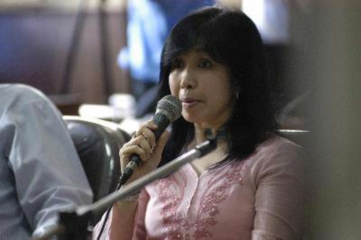 Rohainil Aini, mantan Sekretaris Kepala Pilot Airbus 330 Garuda, memberikan kesaksian sebagai saksi dalam kasus persidangan Munir dengan terdakwa Indra Setiawan, mantan Direktur Utama PT Garuda Indonesia, di Pengadilan Negeri Jakarta Pusat, Selasa (15/1). Agenda persidangan kali ini adalah konfrontasi dari empat saksi yaitu Karmel Fauza Sembiring (Kepala Pilot Airbus 330 Garuda), Rohainil Aini (mantan Sekretaris Kepala Pilot Airbus 330 Garuda), Pollycarpus Budihari Prayitno (mantan Pilot Garuda), Ramelgia Anwar (mantan Vice President Corporate Security PT Garuda Indonesia).      Kristianto Purnomo (KP) 15/1/2008