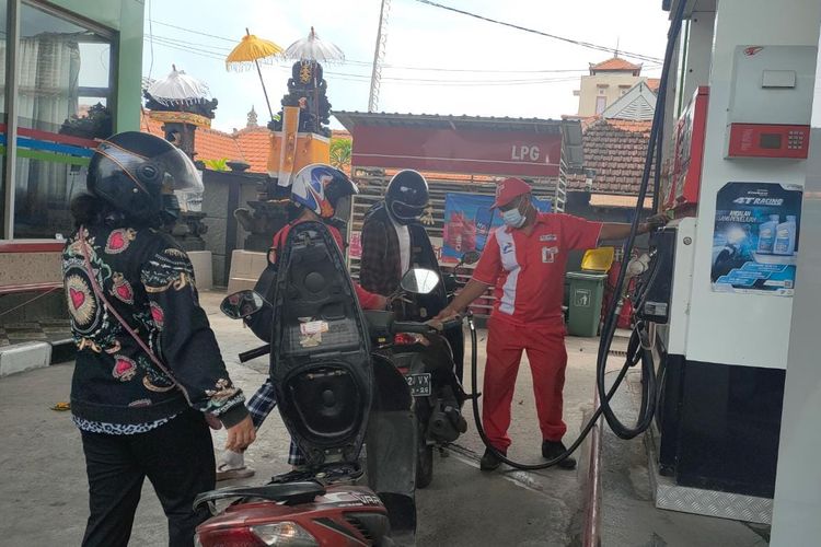 Warga mengantri untuk mengisi ulang bahan bakar motor di SPBU Pertamina yang berlokasi di Jalan Ahmad Yani, Kota Singaraja, Kabupaten Buleleng, Provinsi Bali.