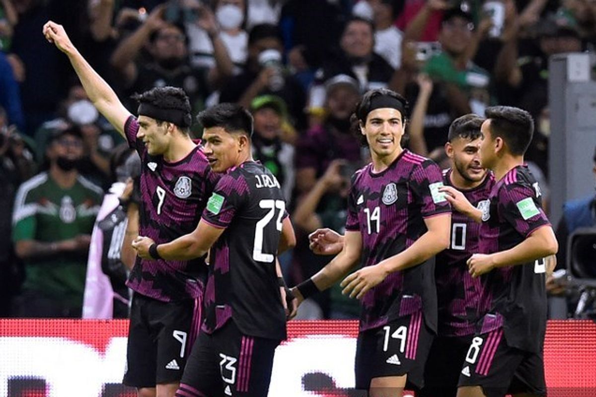 Striker timnas Meksiko Raul Jimenez (kiri) merayakan gol yang dicetaknya ke gawang El Salvador dalam laga pamungkas Kualifikasi Piala Dunia 2022 Zona Concacaf di Stadion Azteca, Kamis (31/3/2022) pagi WIB.