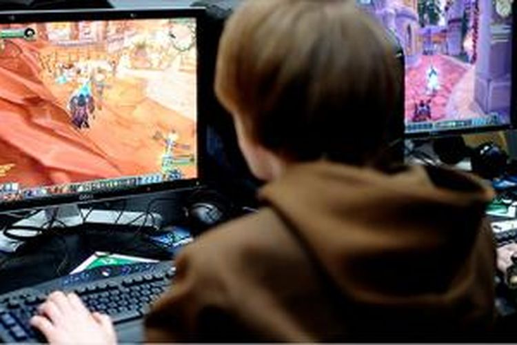 Seorang pengunjung bermain game online World of Warcraft di pameran teknologi CeBIT, Hanover, Jerman, 4 Maret 2010 