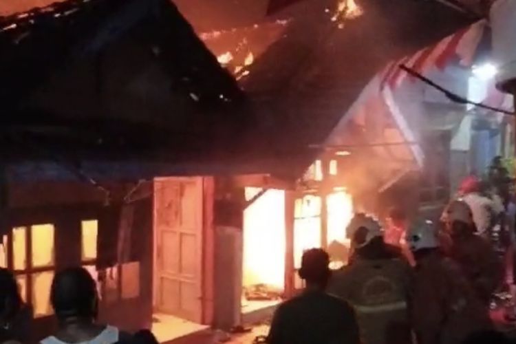 Kebakaran di Surabaya, dua kontrakan habis, satu rumah terdampak