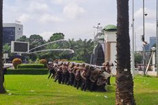 Massa Apdesi Berusaha Rusak Pagar Gedung DPR Sambil Lempar Batu, Polisi Semprotkan 