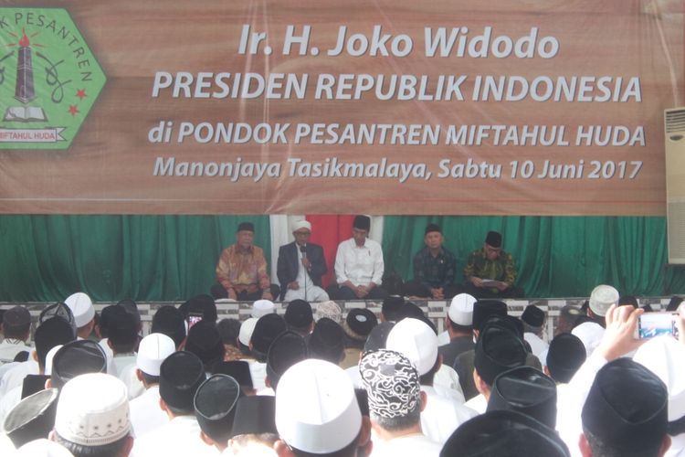 Presiden Joko Widodo saat menghadiri acara silaturahmi dengan santri, ulama dan alumni Pondok Pesantren Miftahul Huda, Tasikmalaya, Jawa Barat, Sabtu (10/6/2017).