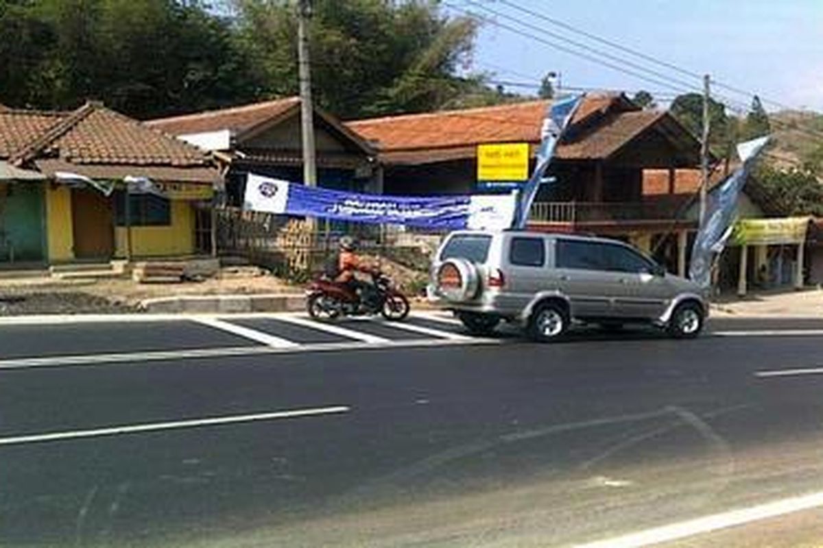 Pita penggaduh di jalur lama Nagreg untuk memperingatkan pengemudi akan turunan yang cukup curam di sana.