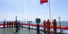PIS Gelar Upacara HUT RI di Kapal Abherka dan Kibarkan Merah Putih di Bawah Laut