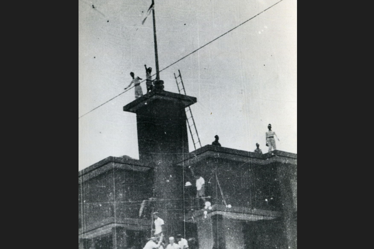 Peristiwa perobekan bendera Belanda di Hotel Yamato (Hotel Majapahit) di Surabaya pada 19 September 1945.