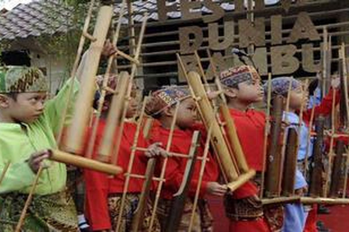 Anak-anak bermain angklung pada peresmian Festival Dunia Bambu di Museum Jawa Tengah Ronggowarsito, Kota Semarang, Senin (10/8/2009). Pada festival tersebut, selain menampilkan sisi ekonomis bambu sebagai benda kerajinan, ditampilkan pula kesenian yang berbasis bambu.
