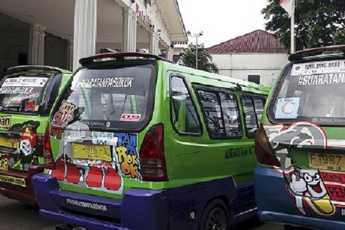 Angkot Kota Bogor berpartisipasi dalam kampanye antirokok, pekan lalu. Hingga kini, penataan transportasi publik yang menjadi salah satu prioritas Pemkot Bogor dinilai belum berjalan maksimal. 