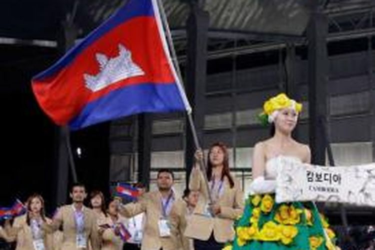 Kontingen Kamboja memasuki lapangan pada acara pembukaan Asian Games 2014 di Incheon, Korea Selatan, Jumat (19/9/2014).
