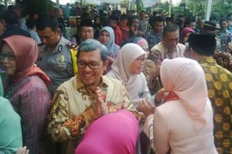 Gubernur Jawa Barat Ahmad Heryawan dan Wakil Gubernur Jawa Barat Deddy Mizwar terlihat bersalaman dengan para pejabat PNS se - Jawa Barat di Gedung Sate dalam acara halal bihalal, Idul Fitri 1436 Hijriah, Kamis, (23/7/2015). 