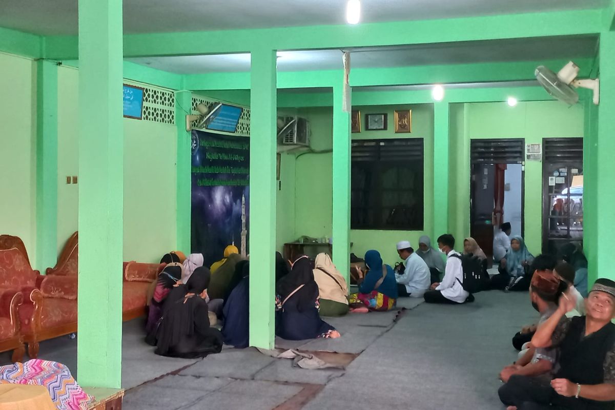 Para pelayat tengah membacakan doa untuk jenazah Siti Maryati di rumah duka Jalan Kembang Beji RT 04 RW 03, Beji pada Jumat (3/6/2022). Siti Maryati merupakan korban yang tewas akibat terkena musibah longsor di rumah makan Saung Tiga, Sawangan, kemarin sore.
