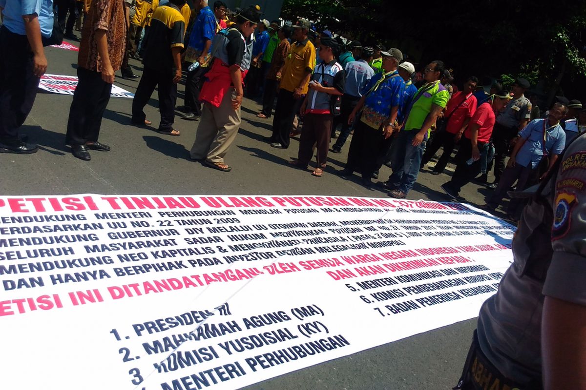 Petisi yang menolak putusan Mahkamah Agung nomor 37 tahun 2017 terhampar di jalan masuk kantor Kepatihan, Jalan Malioboro, Kota Yogyakarta, Kamis (14/9/2017)