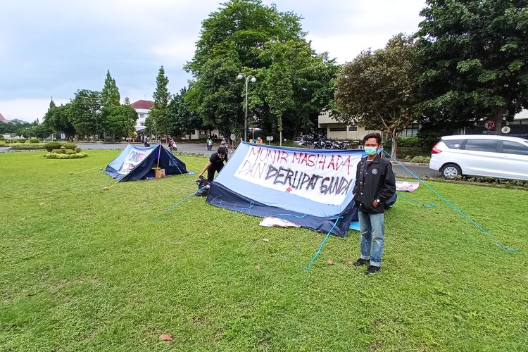 Tenda yang didirikan di jalan boulevard UGM, jalan masuk menuju kampus UGM