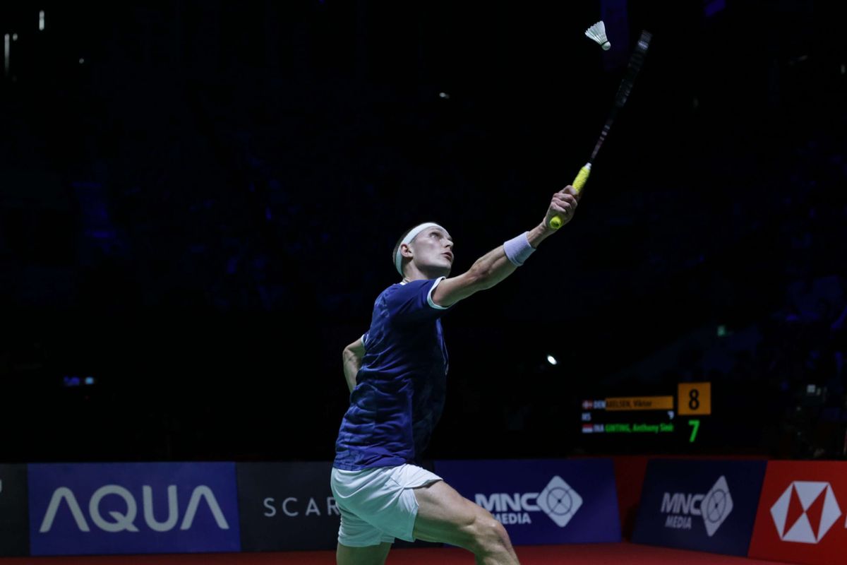 Pebulu tangkis tunggal putra Denmark Viktor Axelsen bertanding melawan tunggal putra Indonesia Anthony Ginting dalam babak final Indonesia Open 2023 di Istora Senayan, Jakarta, Minggu (18/6/2023). Axelsen tampil sebagai juara setelah menang dengan skor skor 21-14 dan 21-13. Terkini, Viktor Axelsen mundur dari Indonesia Open 2024. 