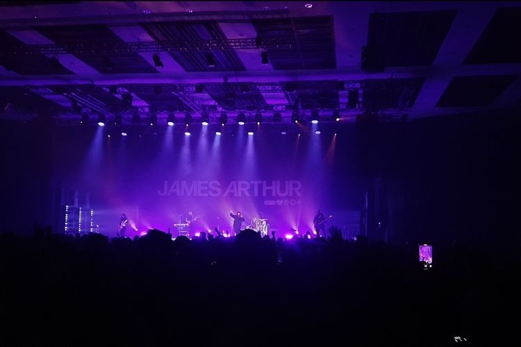 Penyanyi James Arthur menyanyikan lagu Rewrite The Stars saat tampil dalam James Arthur South East Asia Tour 2023, Jumat (1/12/2023), di The Kasablanka Hall, Jakarta.