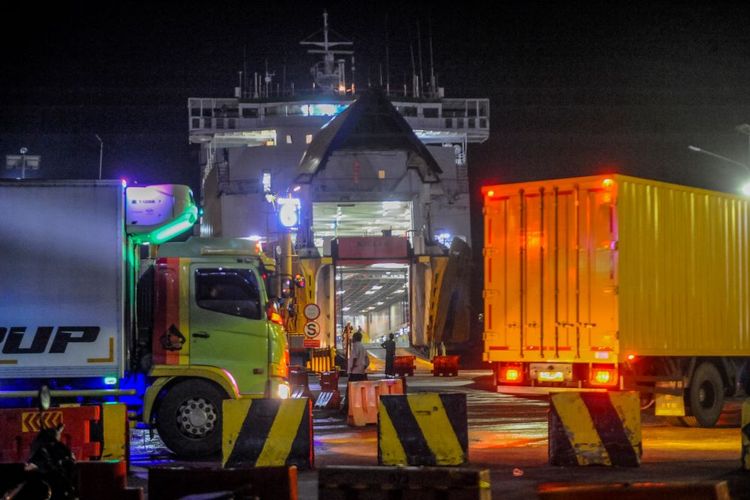 Sejumlah truk masuk ke kapal ferry di Dermaga Pelabuhan Eksekutif Merak, Kota Cilegon, Banten, Sabtu (9/3/2024). Aktivitas penyeberangan pelabuhan Merak-Bakauheni kembali normal setelah sebelumnya sempat terhenti akibat adanya gelombang tinggi yang terjadi di perairan Selat Sunda. ANTARA FOTO/Muhammad Bagus Khoirunas/aww.