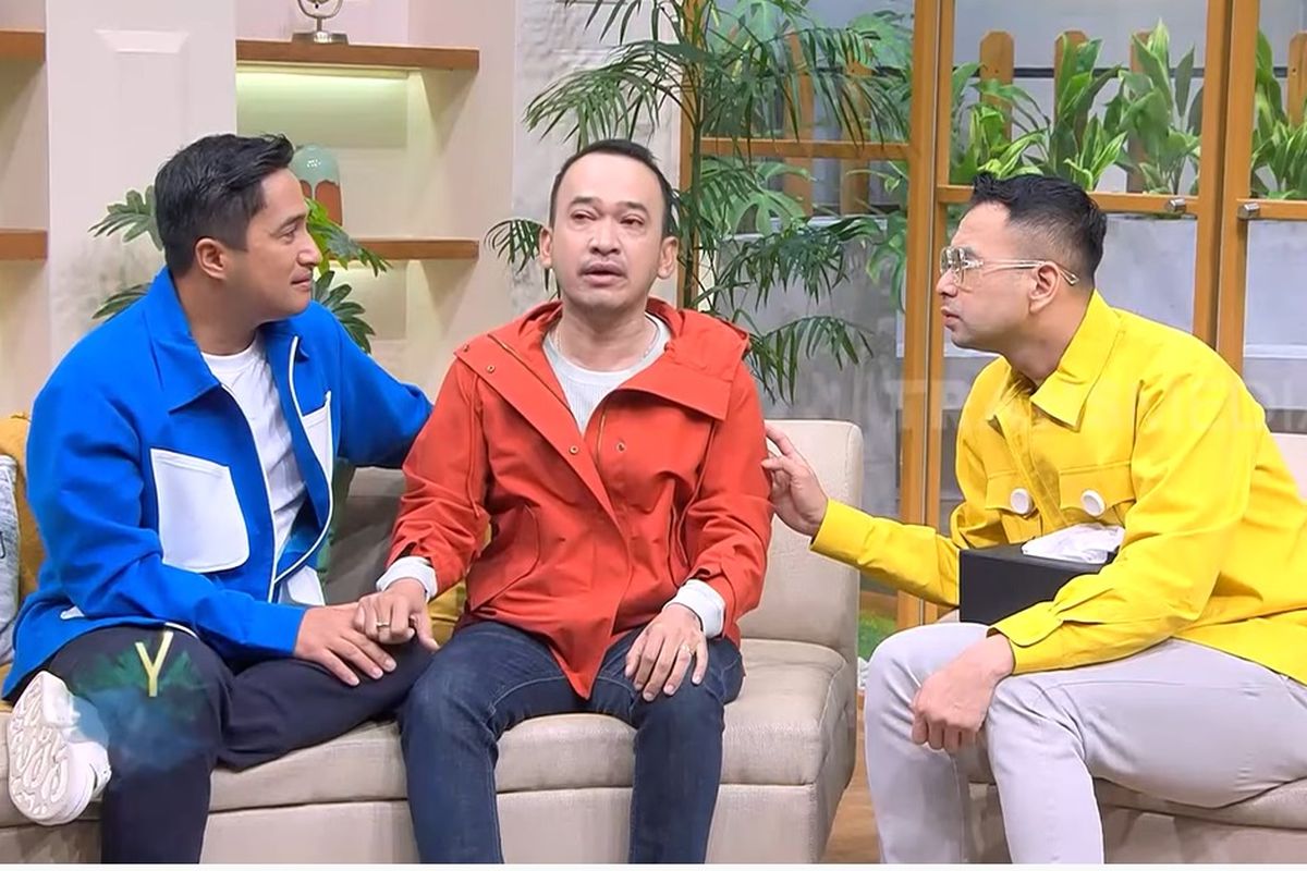 Pembawa acara Ruben Onsu (tengah) menuturkan tentang penyakit yang diidapnya di program FYP di Trans7 yang dipandu Irfan Hakim (kiri) dan Raffi Ahmad.